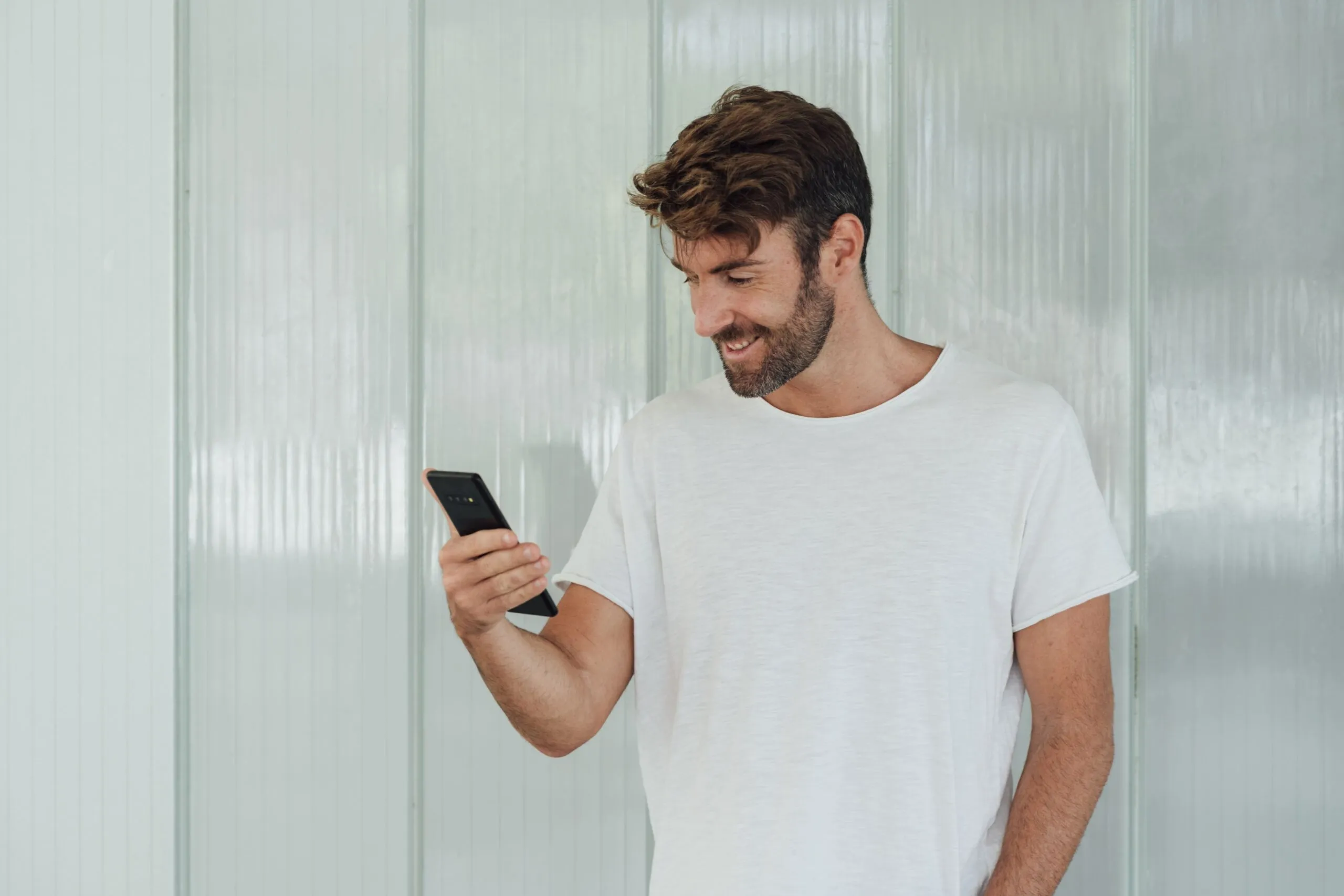 Handen van een man met smartphone in daglicht voor rage kamerboeking