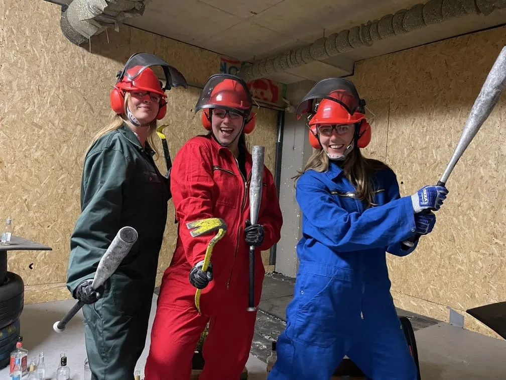 Meiden poseren met Rage Room-wapens