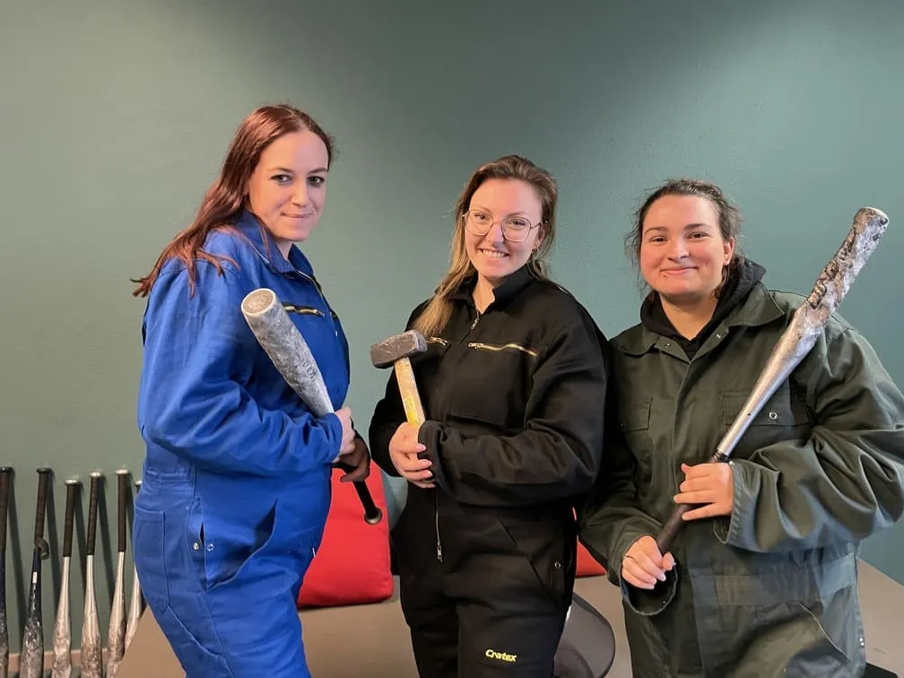 Lachende meiden tonen trots hun smash room-wapens