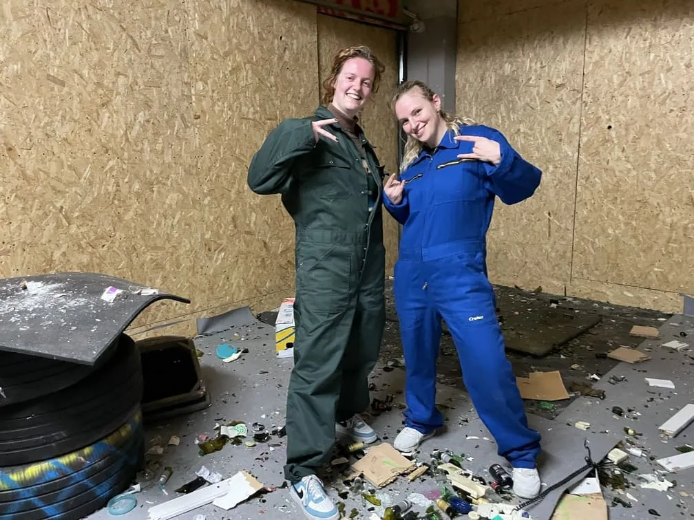 Twee meiden tonen een duim omhoog na het smashen